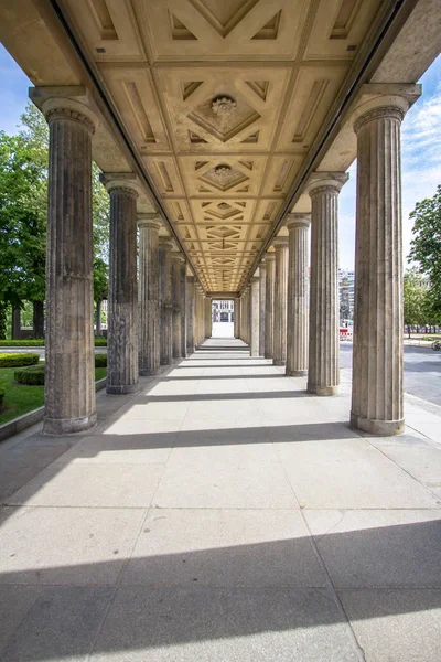 Antigua columnata del parque del museo, Berlín, Alemania — Foto de Stock