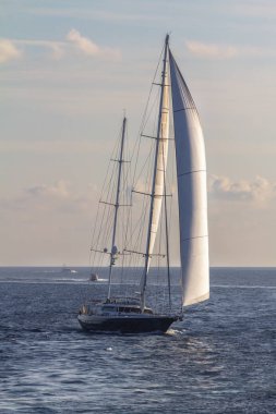 Denizde akşam yelken büyük yelkenli
