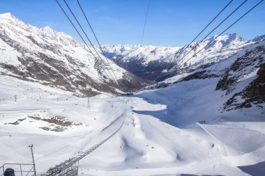 İsviçre'deki Kayak Merkezi, karla kaplı dağlar