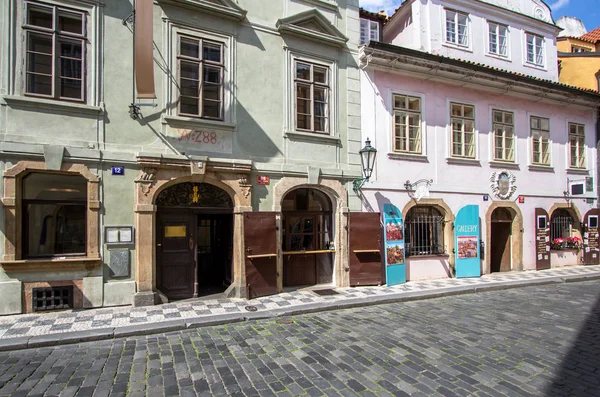 狭い通りと旧市街でプラハ チェコ共和国で美しい建物 — ストック写真