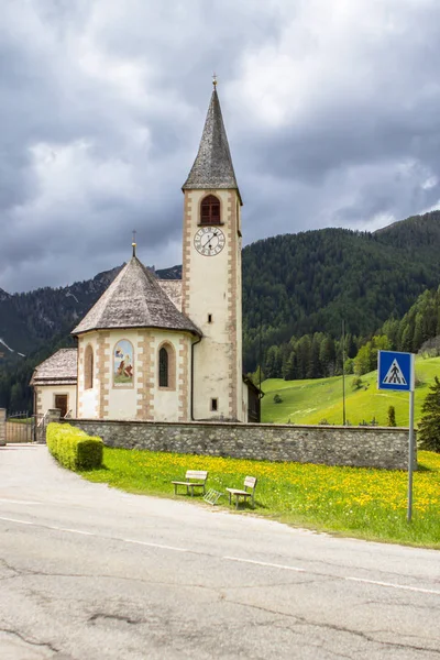 Nézd Kis Fehér Templom Körül Alpok Nyári Idő — Stock Fotó