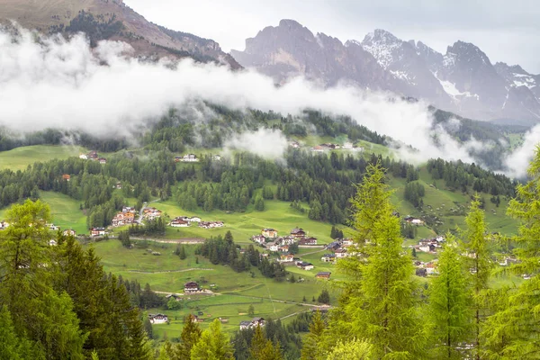 Pohled Krajinu Alpské Vesnice Mezi Horami Jižní Tyrolsko — Stock fotografie