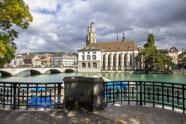 Vista Río Limmat Famosa Iglesia Grossmuenster Zurich Suiza —  Fotos de Stock