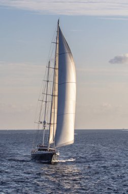 Denizde akşam yelken büyük yelkenli