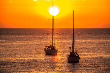 gün batımında denize Yelkenliler