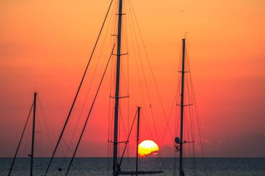 Gün batımında yat siluetleri