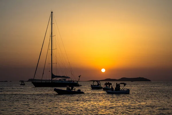 Silhouetttes gün batımında küçük tekneler ve yatlar