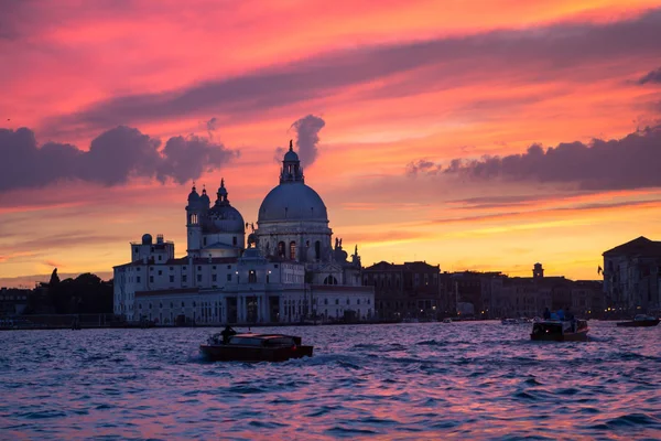 Canal Grande ve kilise Aziz Maria della Salute gün batımında, Venedik, İtalya