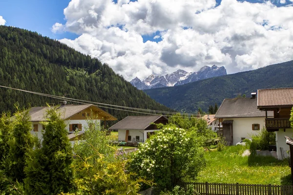 Dağlar South Tyrol Arasında Alp Köyü Manzara Görünümü Kapat — Stok fotoğraf