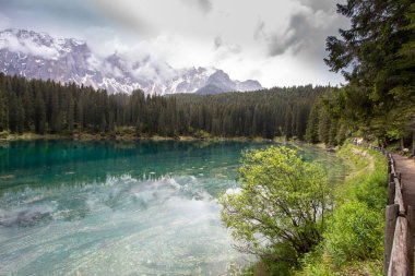 Karersee, gölde dolomites içinde south tyrol, İtalya