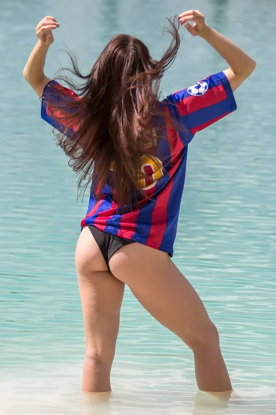 Atractiva espalda de mujer hermosa en Barcelona Camiseta —  Fotos de Stock