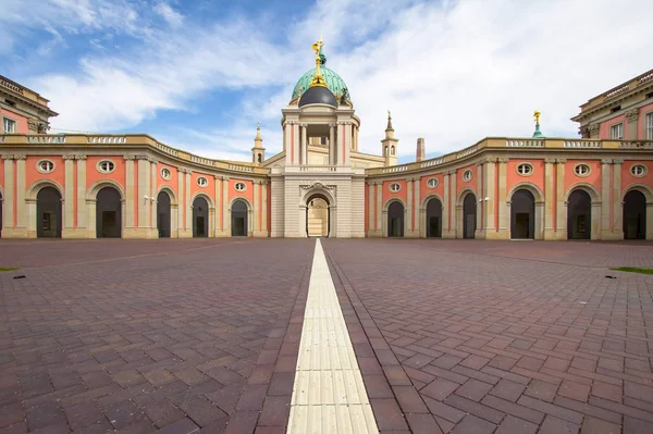 Nikolai kyrkan och parlamentet. Potsdam, Tyskland — Stockfoto