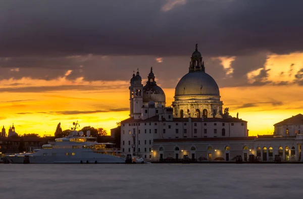 Bazilika Santa Maria della salute gün batımında, Venedik — Stok fotoğraf