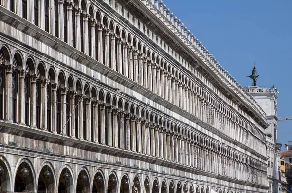 Arkádami průčelí na náměstí Piazza San Marco v Benátkách — Stock fotografie