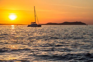 yelkende karşı günbatımı