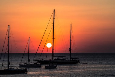 Günbatımında yatlar