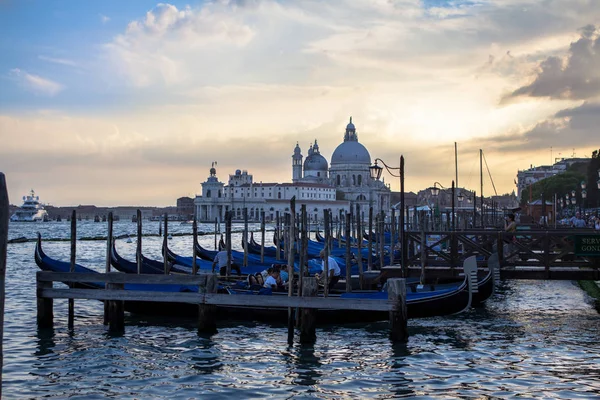 Basílica Santa Maria della Salute con góndolas, Venecia — Foto de Stock