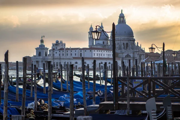 Basílica Santa Maria della Salute con góndolas, Venecia — Foto de Stock