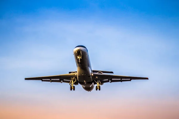 Airplane ist landing — Stock Photo, Image