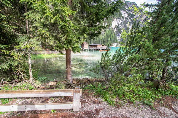 Pragser See in den Dolomiten, Italien — Stockfoto