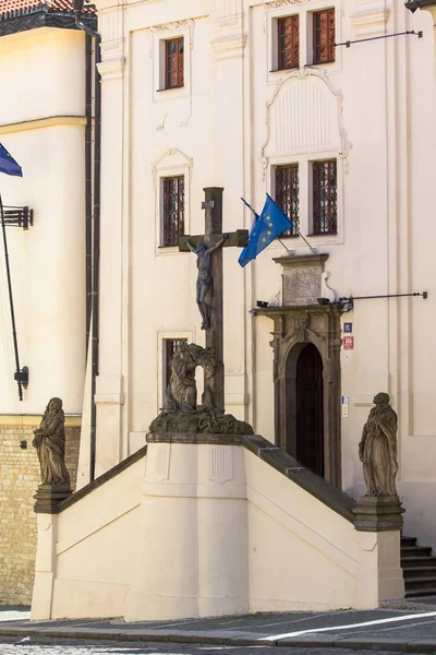 Ingang van de oude historische gebouw in Praag — Stockfoto
