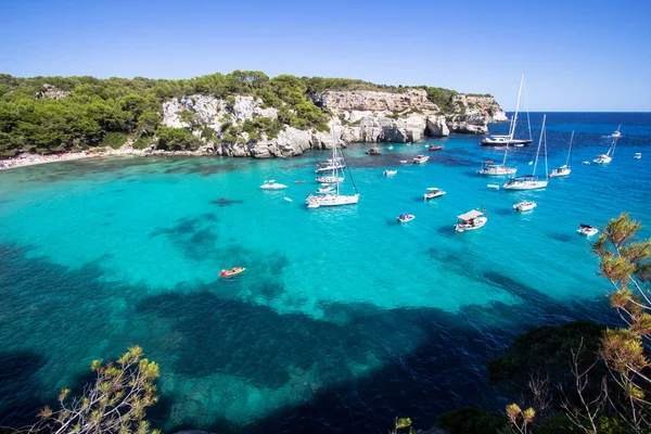 Boote und Yachten am Strand von Macarella, Menorca, Spanien — Stockfoto
