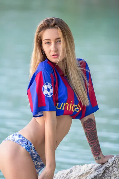 Sexy vrouw in bikini en in T-shirt van de voetbalclub Barcelona — Stockfoto