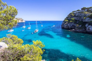 Tekneler ve yatlar Macarella plajda, Menorca, İspanya