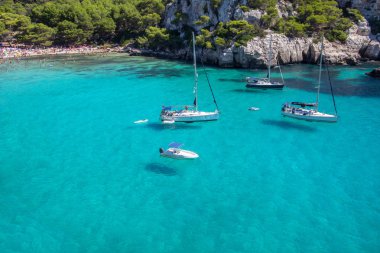 Tekneler ve yatlar Macarella plajda, Menorca, İspanya
