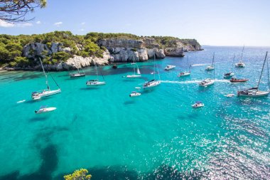 Tekneler ve yatlar Macarella plajda, Menorca, İspanya