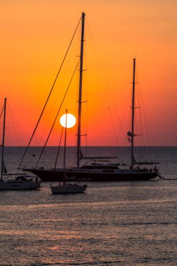 Günbatımında yatlar