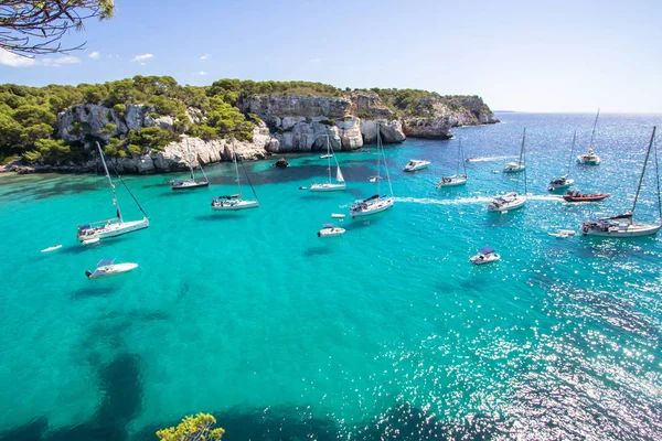Barche e yacht sulla spiaggia di Macarella, Minorca, Spagna — Foto Stock