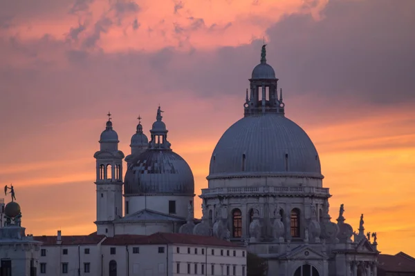 Basílica de Santa Maria della salute y puesta del sol cielo, Venecia —  Fotos de Stock