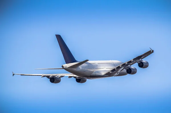 Avion de passagers décollant — Photo