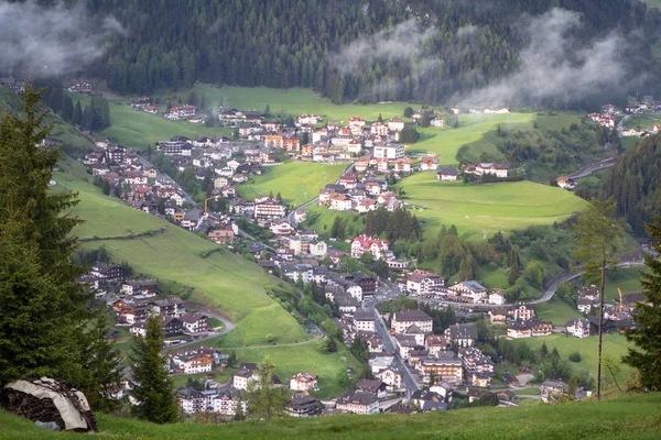 Ідилічне селище Альпійська — стокове фото