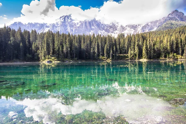 Karersee, lago en los Dolomitas en Tirol del Sur, Italia — Foto de Stock