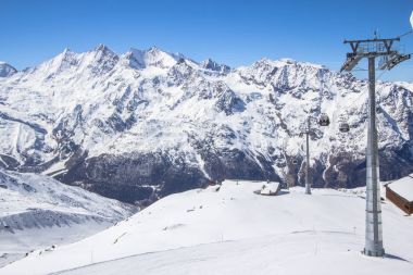 Dağın tepesinde Kayak istasyonu