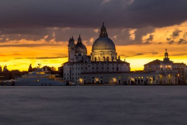 Bazilika Santa Maria della salute gün batımında, Venedik