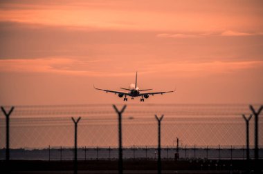 Gün batımında uçak inecek.