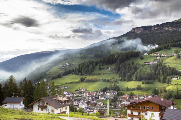 Alpské vesnice v oblacích mlhy — Stock fotografie
