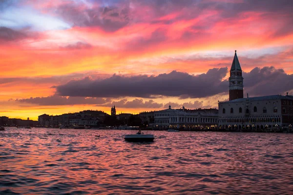 Campanile San Marcos al atardecer, Venecia — Foto de Stock