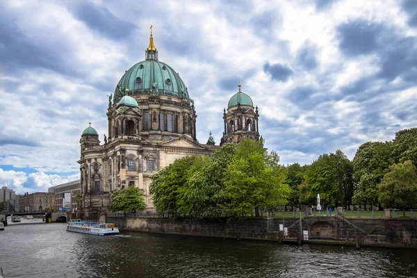 River Spree dan Katedral Berlin di Berlin, Jerman — Stok Foto