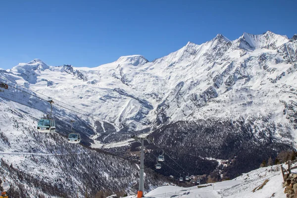 在瑞士山区滑雪轨道和升降机 Saas 费 — 图库照片