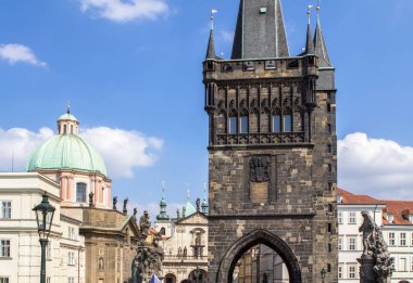 Aziz Francis Assisi kilise ve Prag Charles Köprüsü