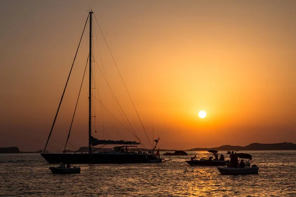 Sonnenuntergang über dem Meer mit Booten — Stockfoto