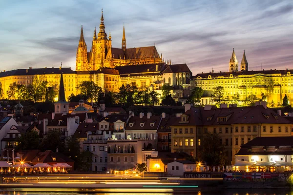 Kasteel en de St. Vitus-kathedraal in Praag bij nacht, Tsjechië — Stockfoto