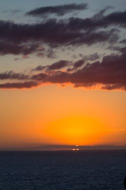 Denizin üzerinde gün batımı