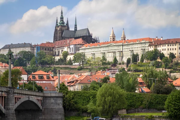 Zamek na Hradczanach oraz Most Karola w Pradze, po drugiej stronie rzeki Wełtawy, Republika Czeska — Zdjęcie stockowe