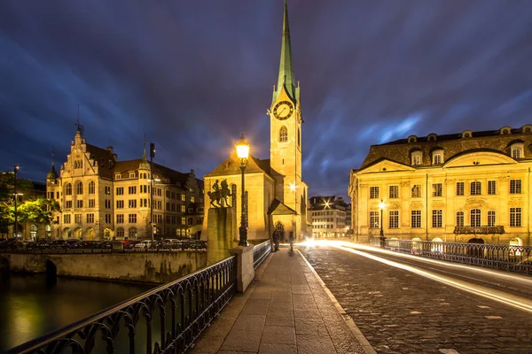 Fraumuenster kostel v noci, Curych — Stock fotografie