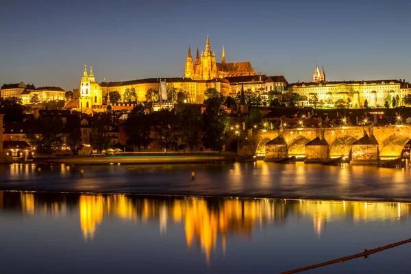 Prague castle and the Charles bridge at dusk — Stock Photo, Image